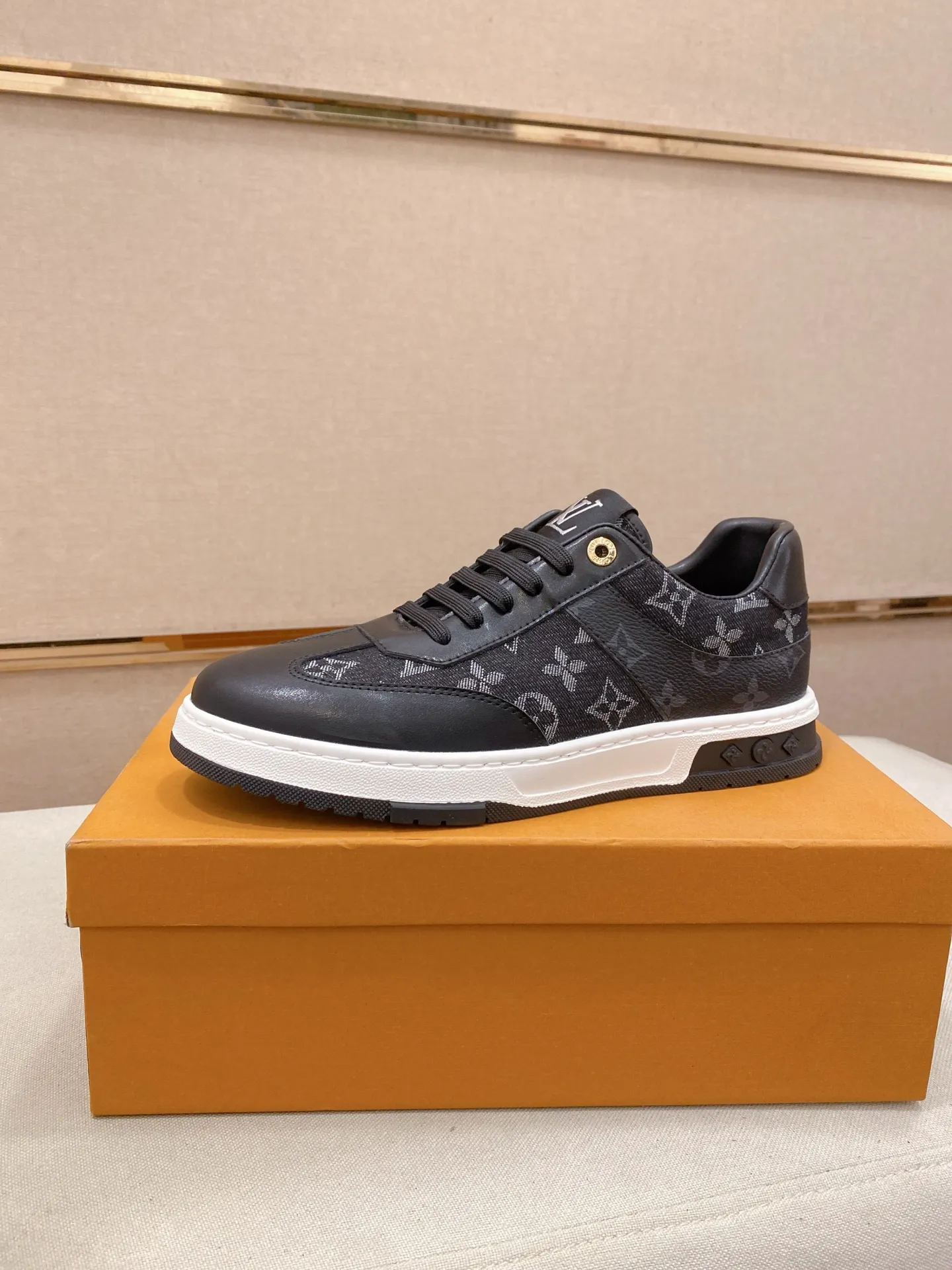 Factory price: 400 men's shoes💰🇮🇹🇮🇹LV Louis Vuitton. The latest fashionable casual shoes are popular in physical stores. New spring and summer comfortable imported custom original cowhide, unique jacquard fabric element design. With sheepskin lining, Lv original bottom, [sun][sun] high-end packaging and high quality💪Details determine the quality, you can enter and exit the counter at will, welcome to compare🇮🇹Size 38-44